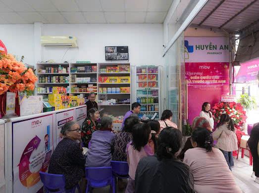 Bà con đến dự khai trương Điểm chiều cao Nhà thuốc Huyền Anh