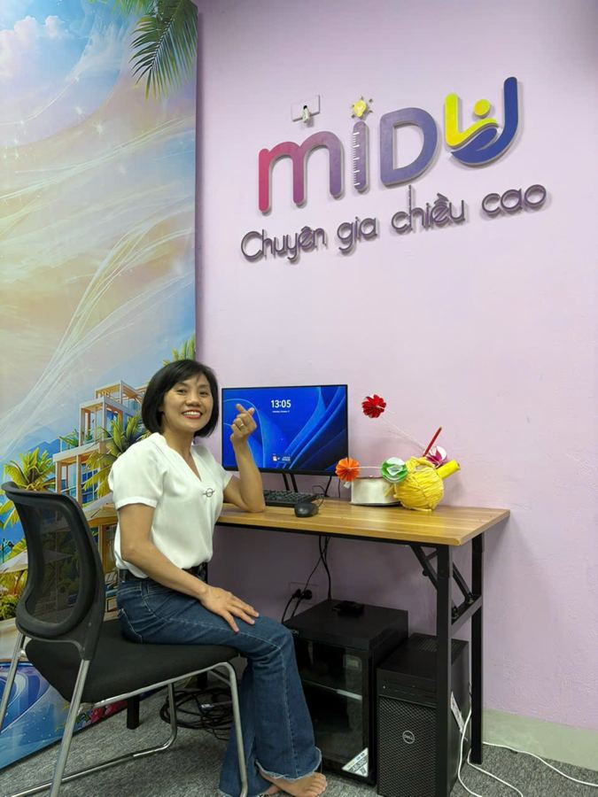 Vũ Thị Tuyến tại bàn làm việc dưới logo Midu, Chuyên gia chiều cao